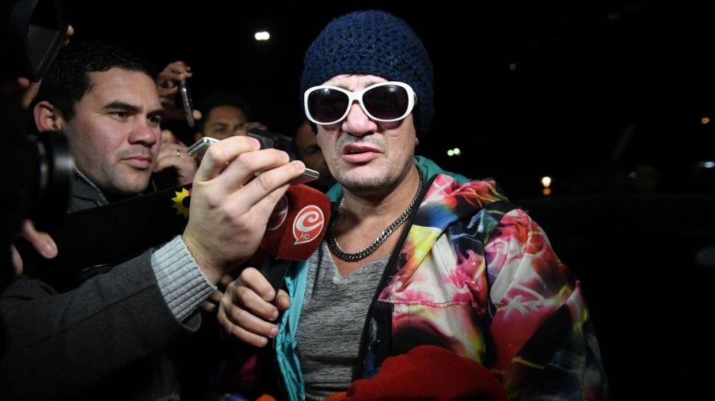 Rodeado de periodistas. As� llegaba �lvarez a la Comisar�a 52.
