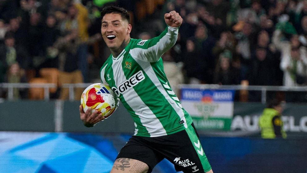 En el medio de los rumores sobre Boca, Chimy �vila anot� dos goles y fue el h�roe de Betis en la Copa del Rey