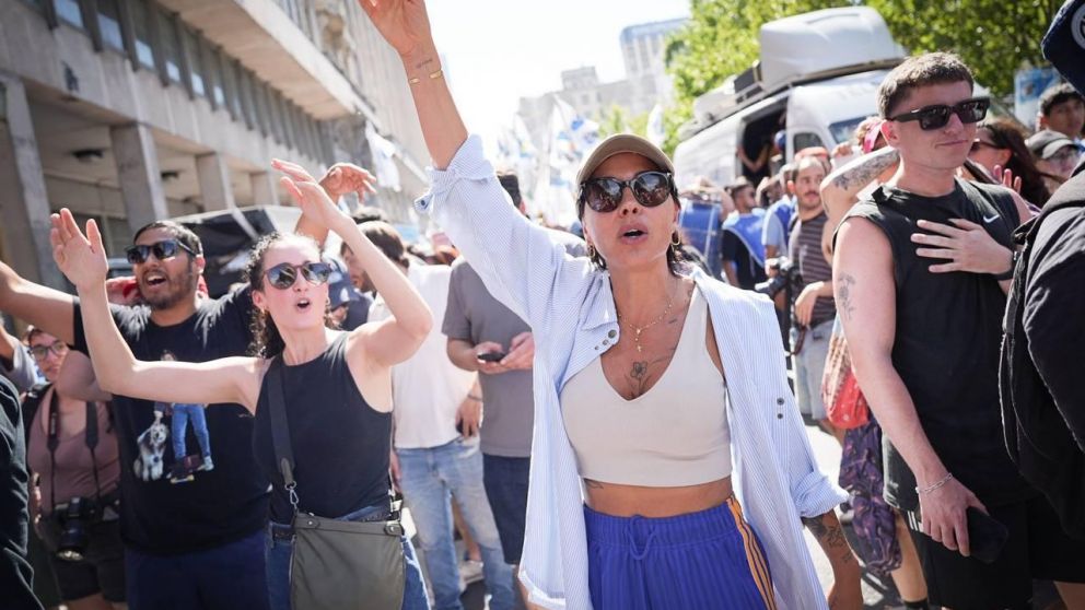 Mayra Mendoza participó de la marcha contra la reforma laboral: "Quieren consolidar la injusticia social"