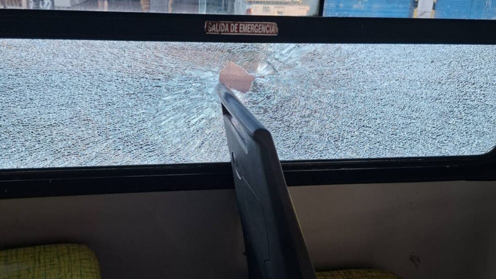 Susto en Solano: atacaron a un colectivo a piedrazos