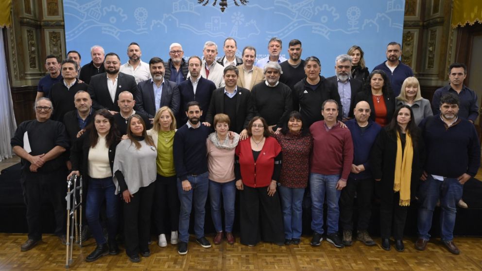 La imagen de Kicillof junto con representante gremiales bonaerenses.