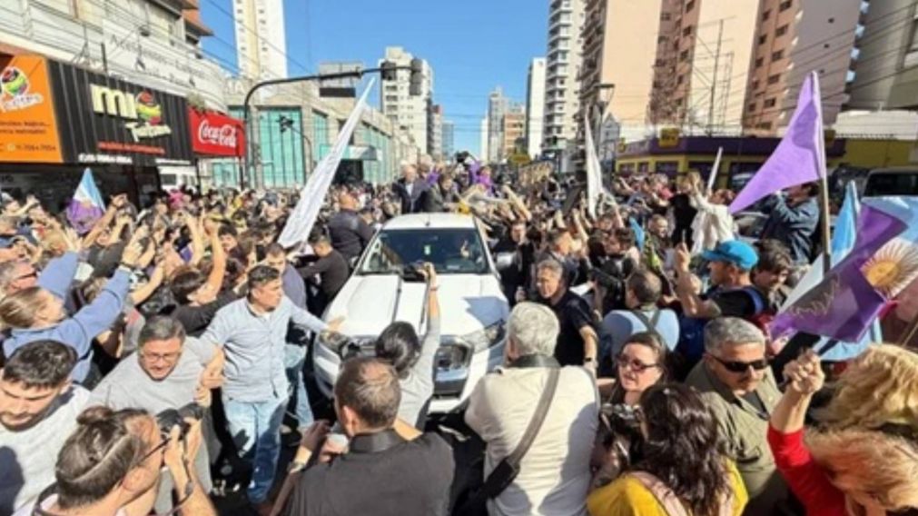 La Libertad Avanza tras los piedrazos contra Javier Milei: "Cuando no hay argumentos se recurre a la violencia"
