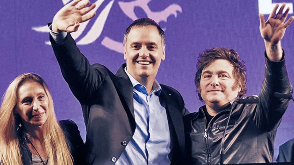 Manuel Adorni, sobre los piedrazos a Javier, Karina Milei y José Luis Espert: "Kirchnerismo en estado puro, son cavernícolas del pasado"