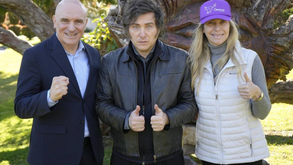 Así reacionó Javier Milei ante los piedrazos recibidos durante una caravana