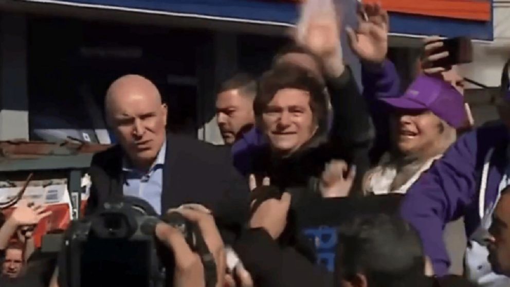 Piedrazos en Lomas de Zamora a la caravana de Javier Milei, Karina Milei y José Luis Espert.