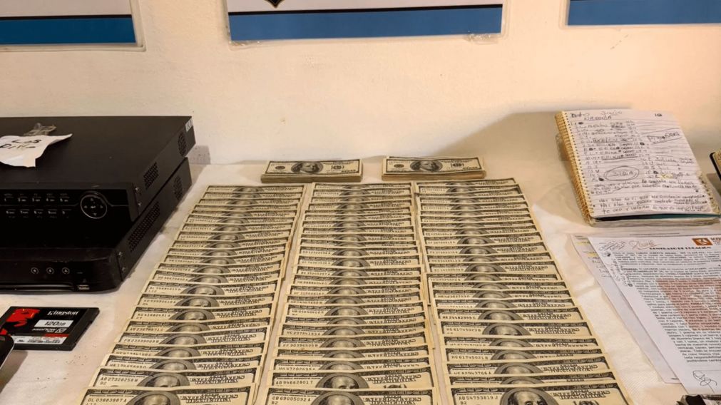 El dinero secuestrado a la banda.