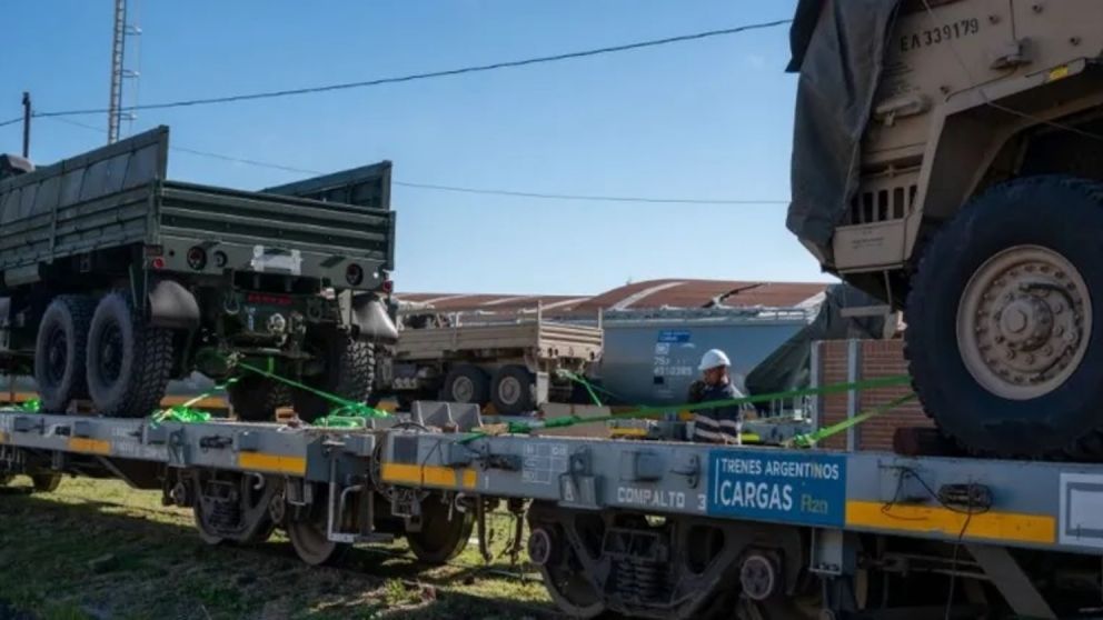 Un grupo de delincuentes intentaron abrir el último vagón del tren para robar vehículos de la fuerza.