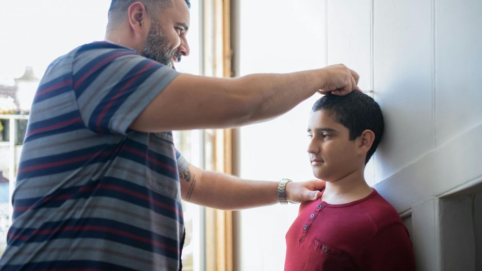 ¿Cuál es la mejor manera de saber cuánto medirá un niño cuando sea adulto?