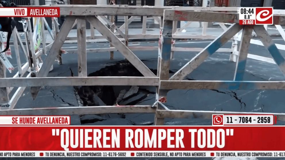 Drama entre los vecinos de Avellaneda por un enorme cráter en una avenida clave.