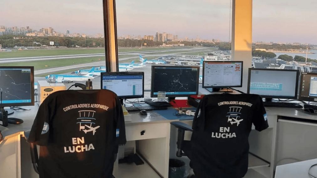 Sigue el paro de controladores aéreos (Archivo).