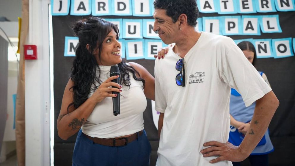 Eva Mieri junto a Mario, uno de los hijos que adoptó y crió Mariela Muñoz
