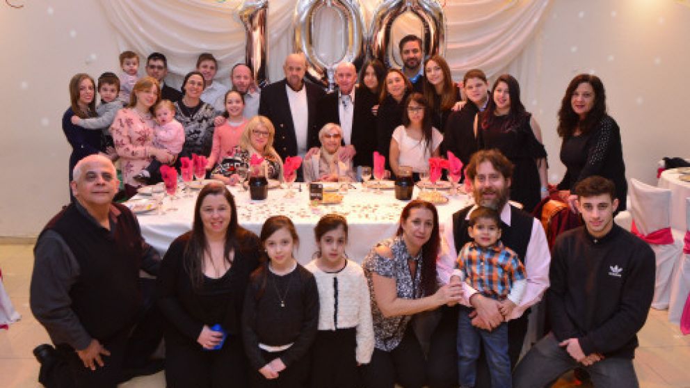 La familia unida para celebrar los 100 de Norma.