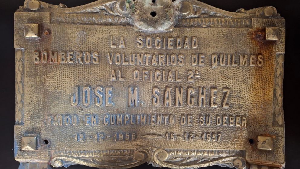 Recuperaron la placa del Bombero Sánchez que habían robado del monolito homenaje