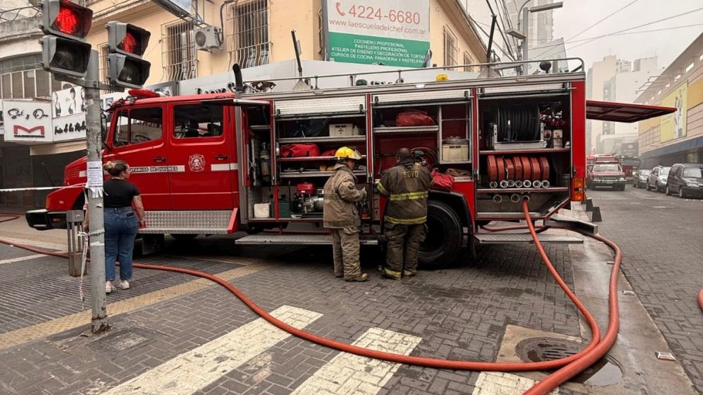 Bomberos en alerta: advierten que las pérgolas y marquesinas de la peatonal impiden el ingreso de las unidades