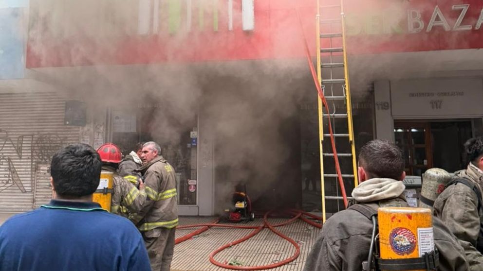 Impactante incendio en un comercio: tensi�n y evacuaci�n en la peatonal Rivadavia de Quilmes