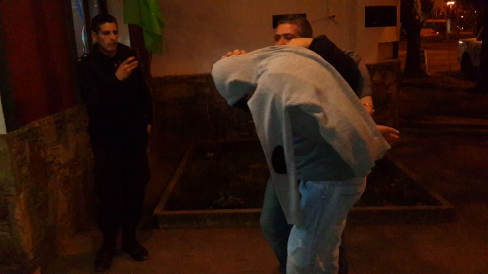Los dos detenidos son mayores. Buscan a un tercero.
