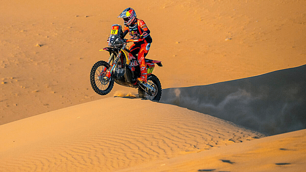 Luciano Benavides ganó la etapa 8 en la categoría motos y es el nuevo líder del Rally Dakar 2026