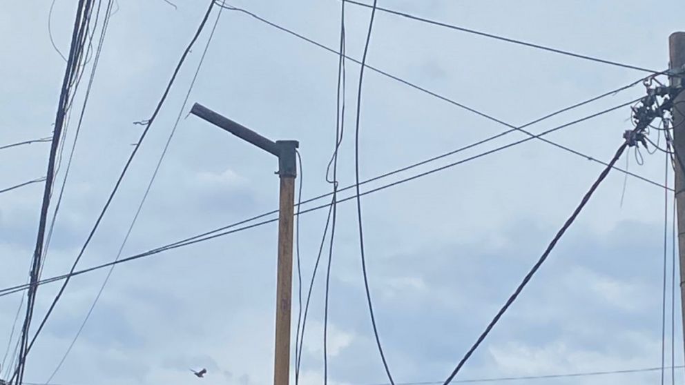 Robaron cables y luminarias: una cuadra quedó a oscuras en el oeste de la ciudad