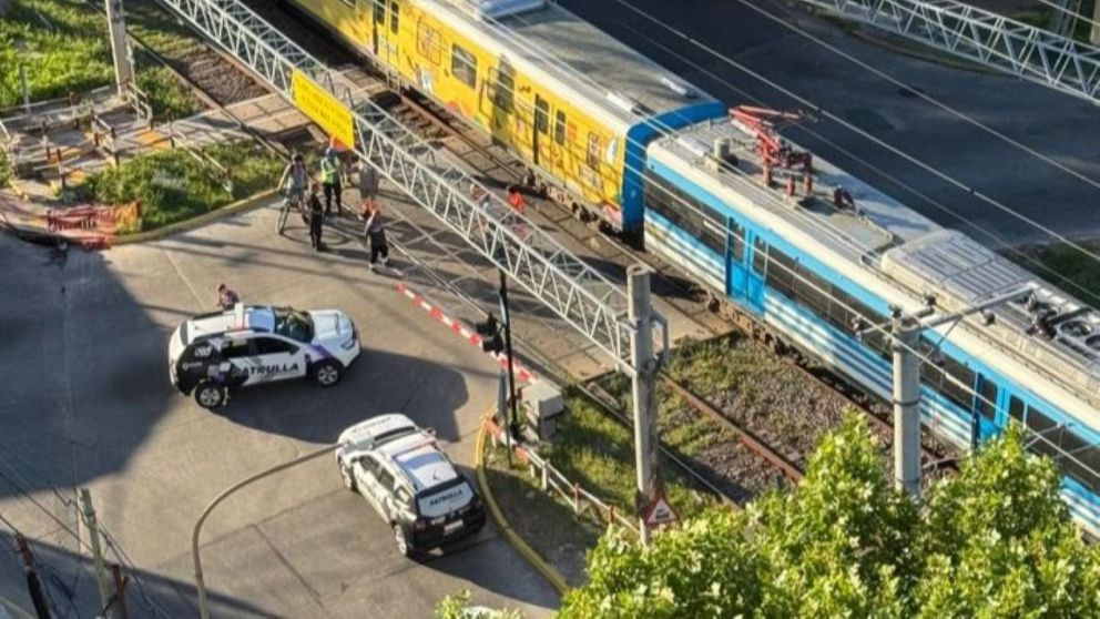 Barrera de Primer Junta: una imprudencia casi termina en tragedia cuando un ciclista cruzó las vías