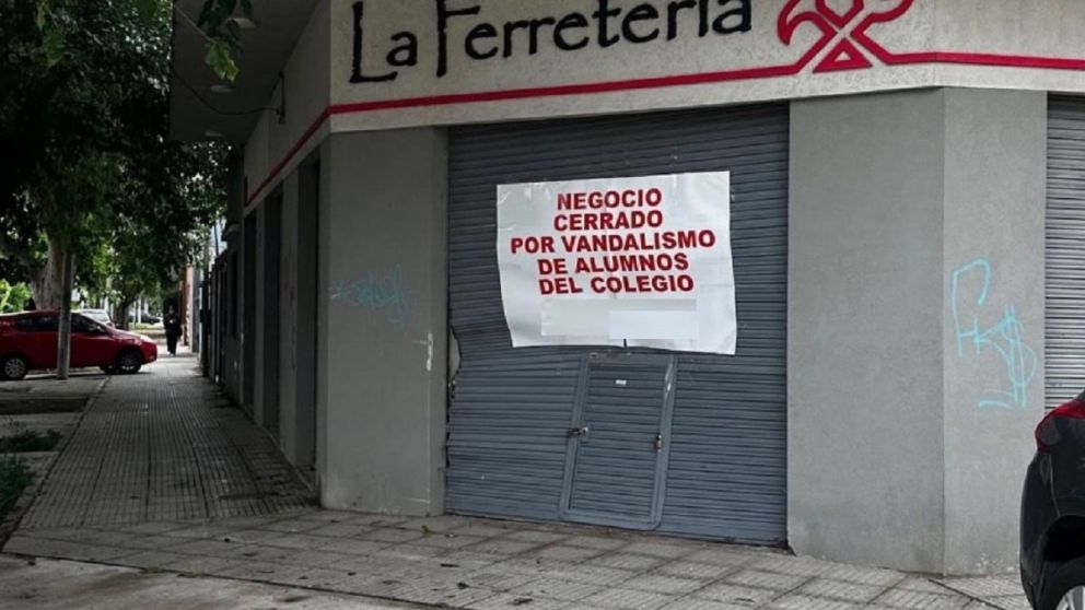 De la fiesta al desastre: destrozaron el frente de una ferretería