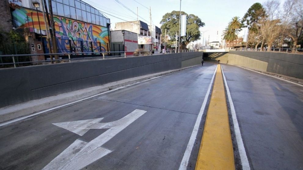 Caos vehicular en Bernal: complicaciones en el bajo vías
