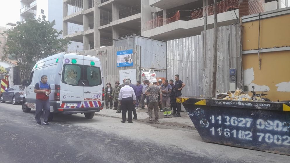 Escalofriante: se vino abajo una medianera en Quilmes y hay un albañil en grave estado