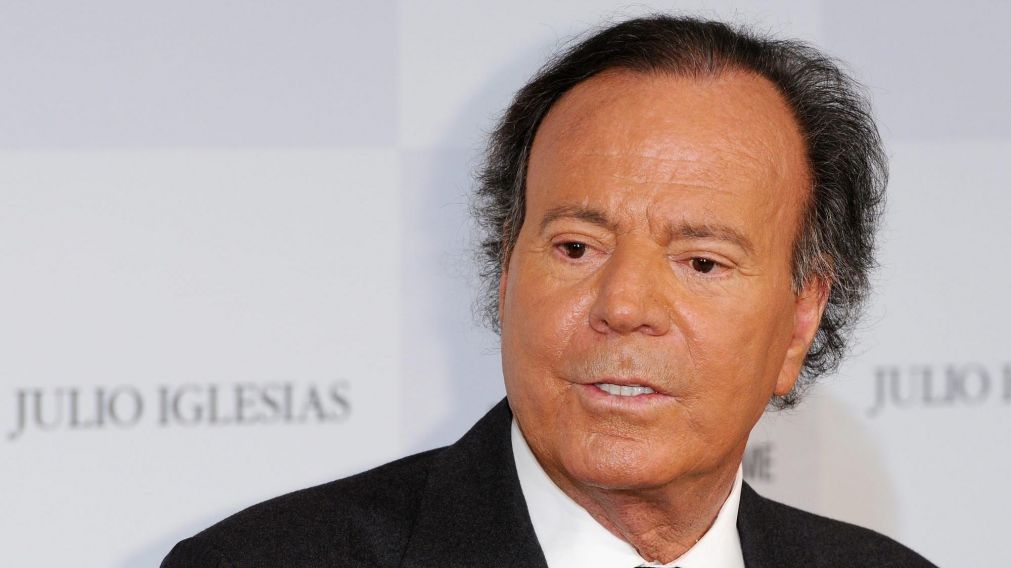 Julio Iglesias fue acusado de presuntas agresiones sexuales y acoso por dos exempleadas. (Foto: El Cronista).