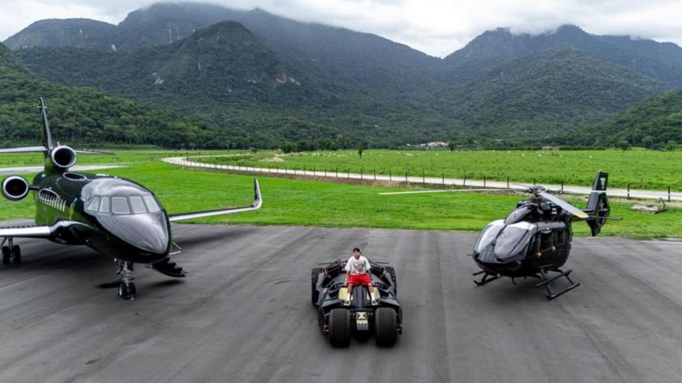 Neymar tiene su propio "Batimóvil"