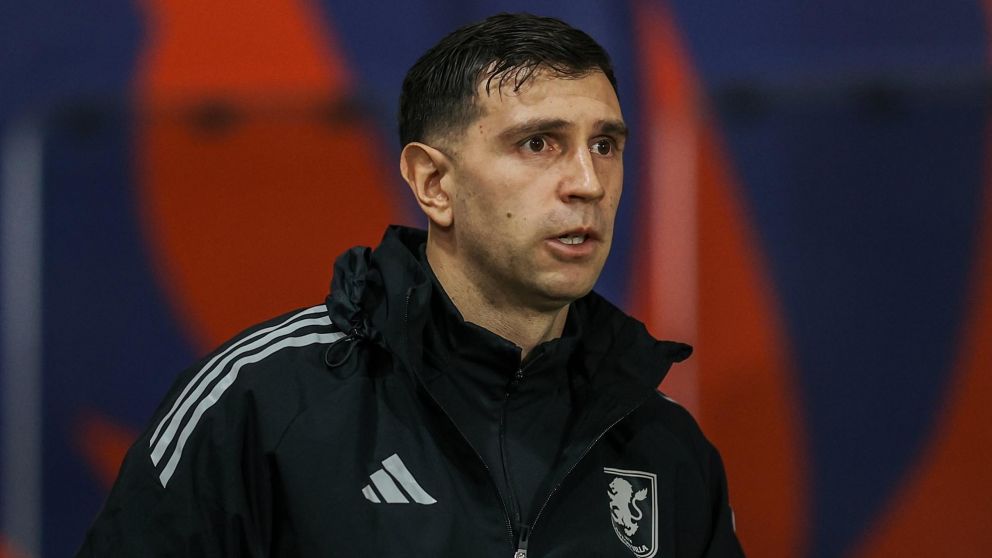 Preocupación en Aston Villa: Dibu Martínez salió en el entretiempo del partido ante Crystal Palace por la Premier League