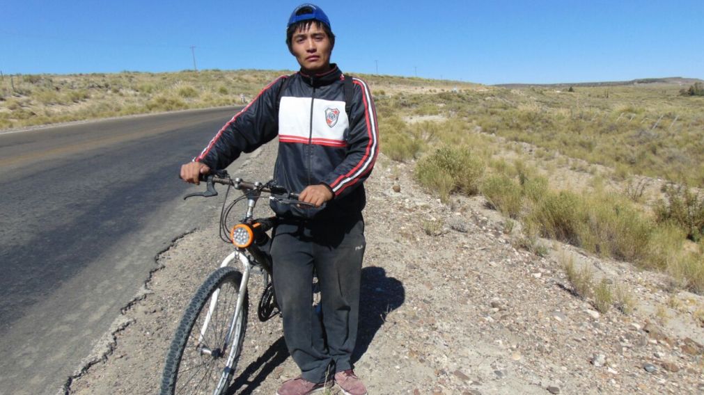 Junto a su gran compañera: sueña con tener una moto.