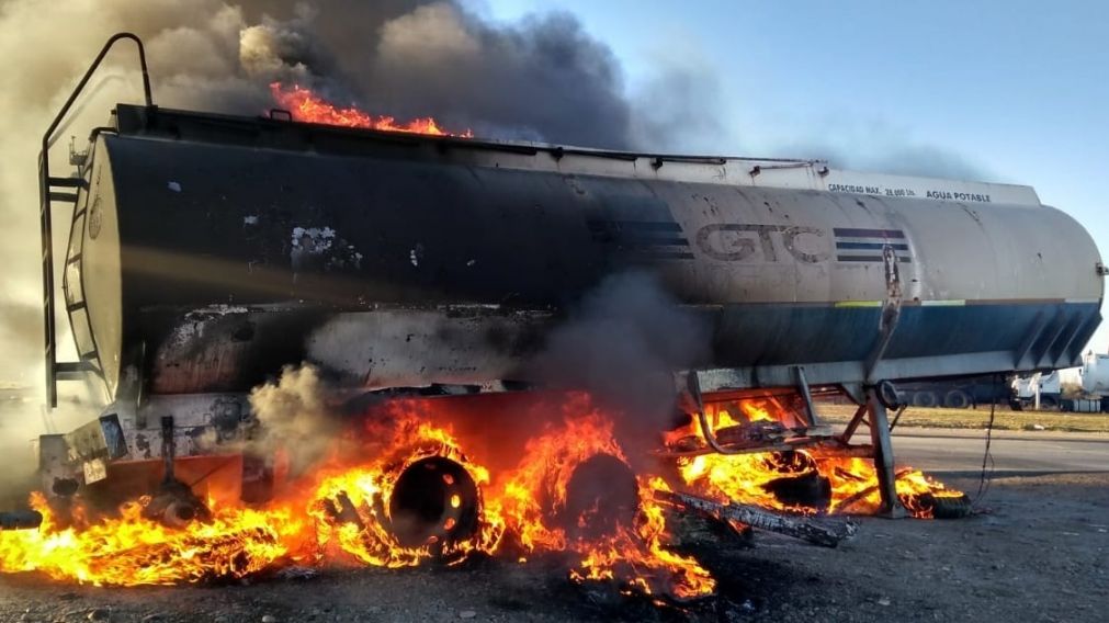 El semiremolque fue incendiado sobre la ruta Nacional 151.