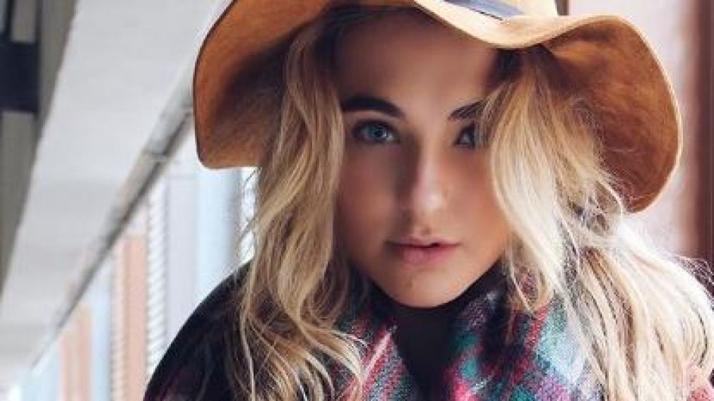 Modelo posaba para foto en Instagram y la mordió un tiburón