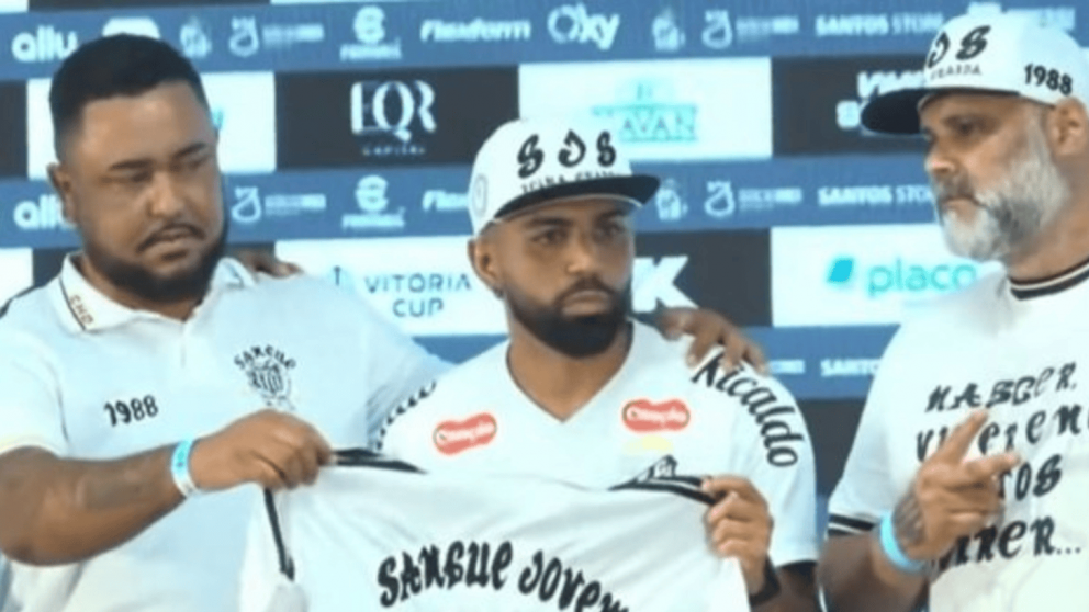 Video: la apretada de la barra del Santos a Gabigol durante su presentación