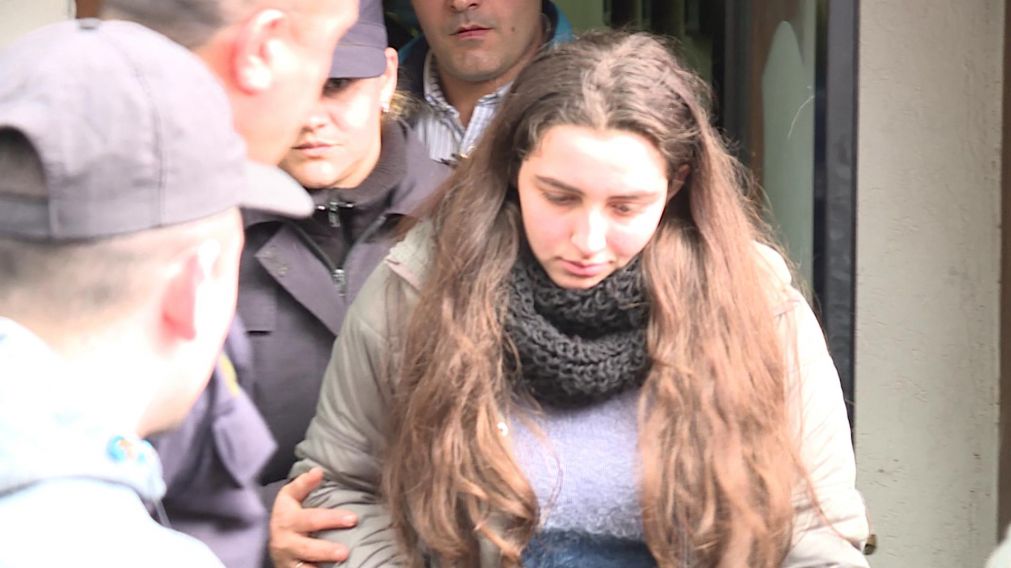 Melany, al salir de la comisaría luego de su aparición.