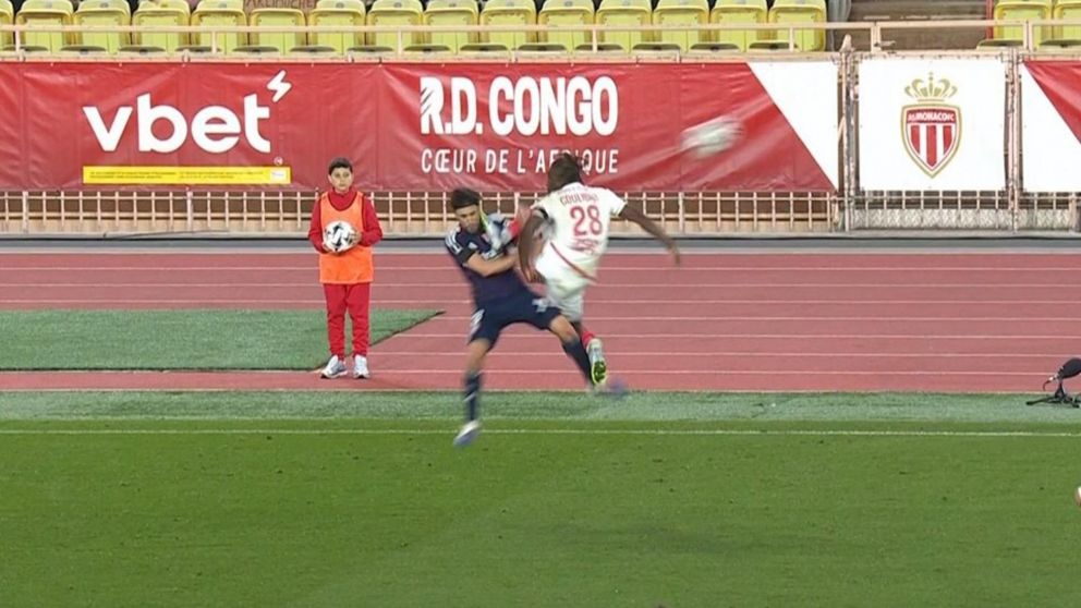 Nicol�s Tagliafico recibi� una patada criminal en el triunfo de Lyon frente a M�naco