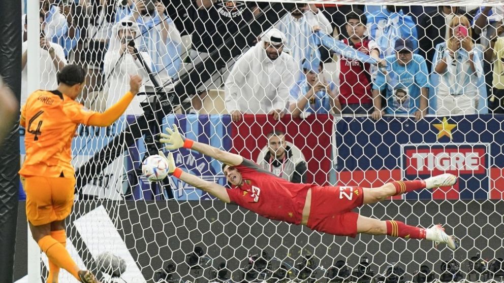 "Dibu" Martínez, a puras atajadas y bailecitos se ganó el corazón de la gente