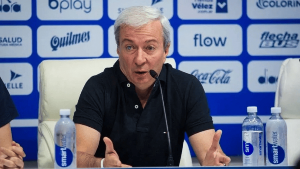 El presidente de Vélez cruzó a Thiago Fernández y lo dejó muy mal parado tras su polémica salida al Villarreal: "Yo me beso el escudo y lo respeto"