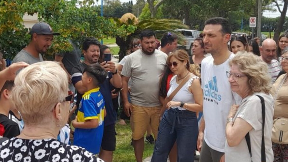 Lionel Scaloni festejó la llegada del Año Nuevo en la vereda de su casa en Pujato junto a sus padres: el emotivo video