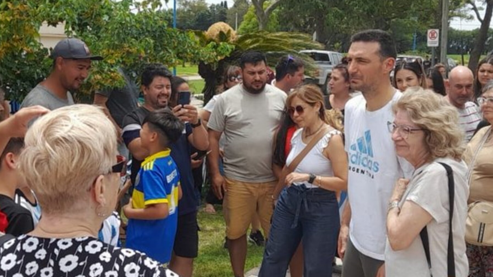 Lionel Scaloni festejó la llegada del Año Nuevo en la vereda de su casa en Pujato junto a sus padres: el emotivo video