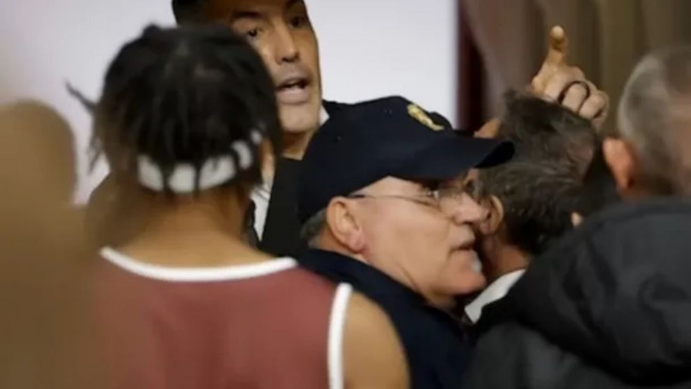 Luis Scola fue agredido brutalmente por la espalda tras un partido entre Trapani Shark y Varese