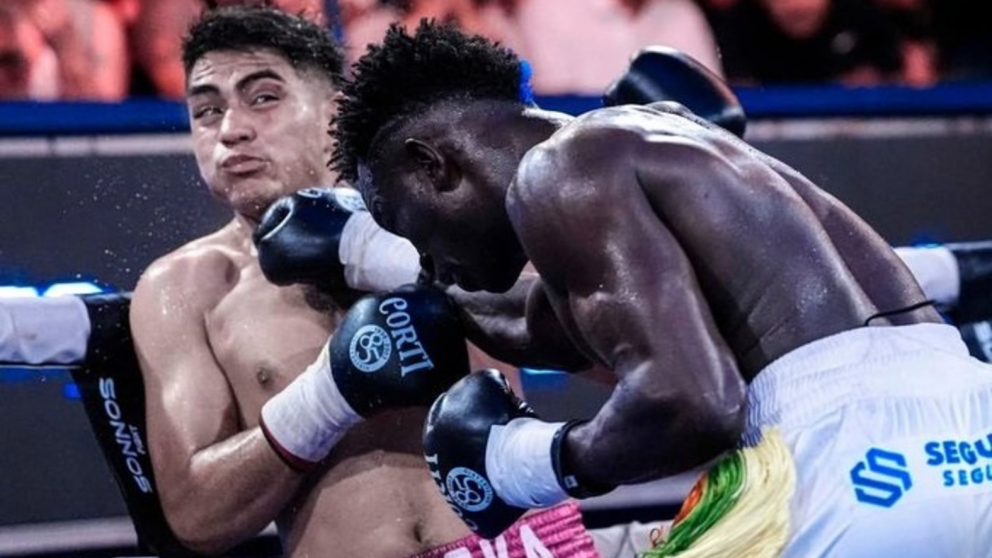 El tremendo nocaut de Touba Niang: el mantero senegalés pero nacionalizado argentino que destrozó a Bazooka Chávez y revoluciona al boxeo nacional