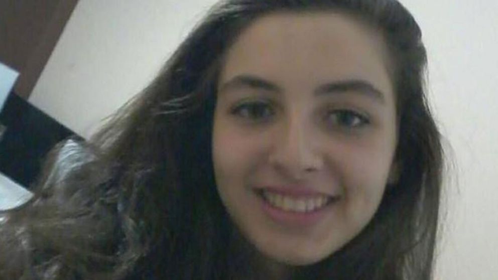 La joven sigue siendo buscada por la policía.