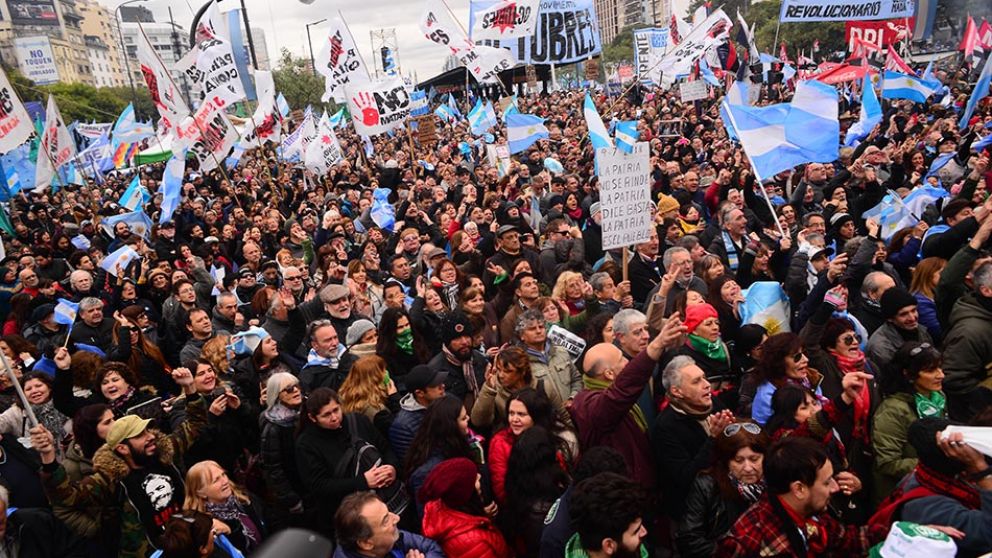 As� se desarroll� la marcha en el centro porte�o (Claudio Espeche/Cr�nica).