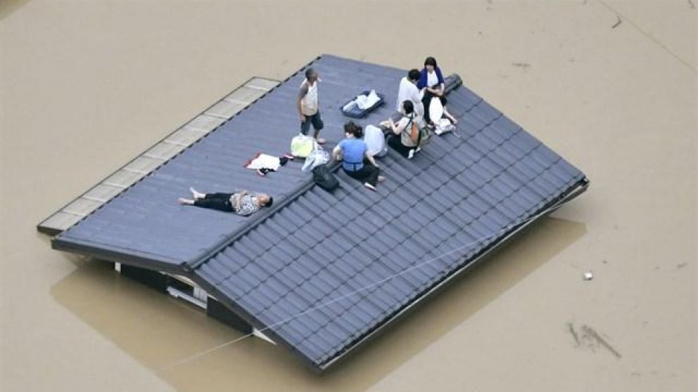Las víctimas a la espera su rescate. (Reuters).