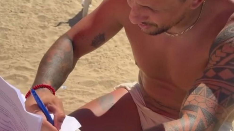 Emiliano Vecchio firmó su contrato con Unión Española en la playa, sobre la arena y con mar de fondo