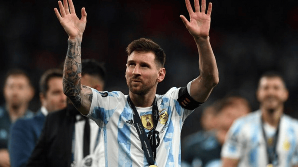 Subastan la primera camiseta que usó Lionel Messi en Rosario y crece la expectativa por su valor: los detalles