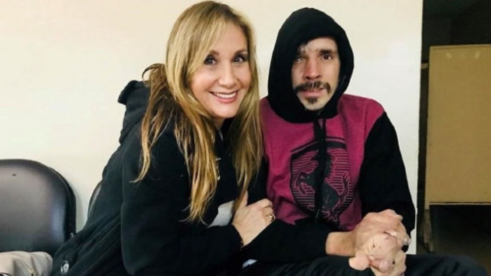 Ariel junto a la mujer peruana que lo rescató de las calles.