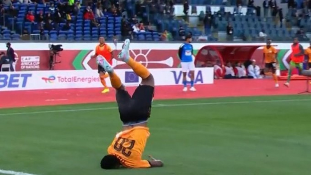 Un jugador de Zambia se rompió todo al festejar su gol en la Copa Africana de Naciones: la pirueta que pudo haber terminado en tragedia