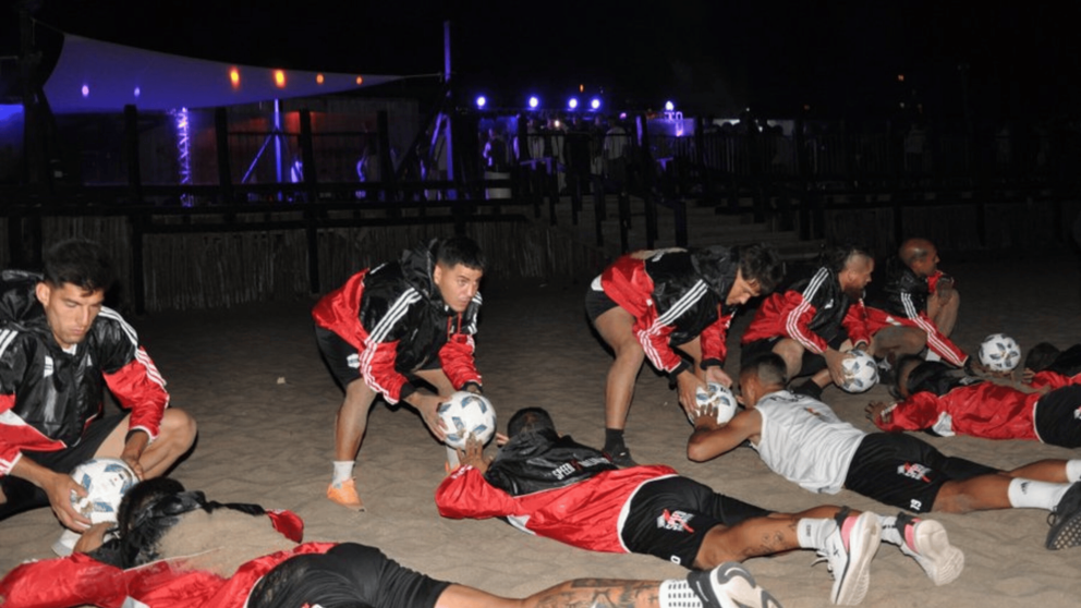 Así será la particular pretemporada de Deportivo Riestra en la playa: un día desde la madrugada y ¿con una visita especial?
