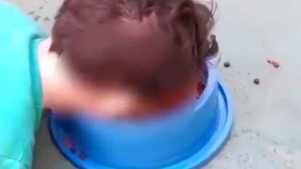 Mam� se burla de su hijo discapacitado y lo obliga a comer alimento para perros